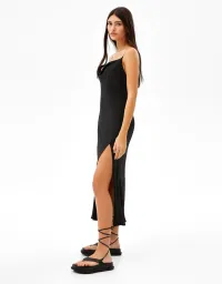 Satiniertes Midikleid mit Trägern und Strass